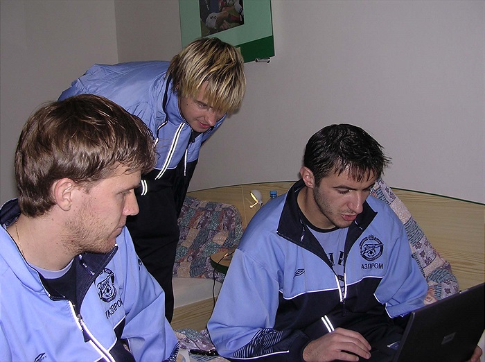 Čonty šachistou, přihlížejí Horák s Marešem (soustředění Zenitu Petrohrad v Blšanech, únor 2004)