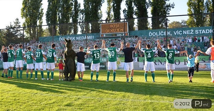 Děkovačka Bohemky po zápase se Sokolovem a výhře 3:0. 19. 8. 2012