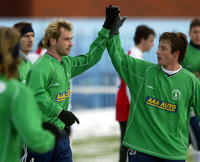 Střelec branky Lesák přijímá gratulace od Čapka (Slavia B - Bohemians, leden 04)