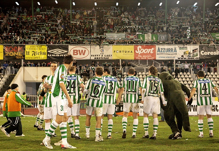 Děkovačka po zápase s Mladou Boleslaví