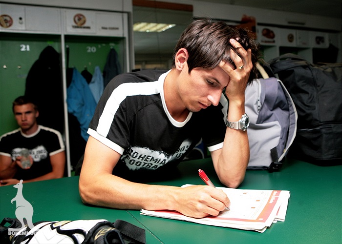 Lukáš Adam si sepisuje, kdo všechno přišel do zálohy.