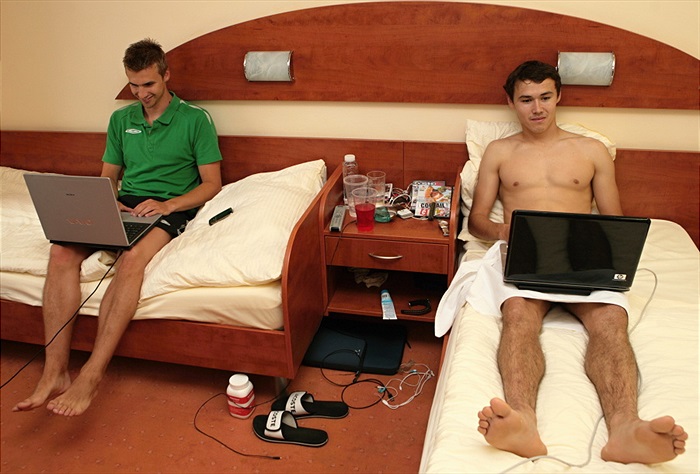 Spojení se světem testují Ibragimov a Janek.