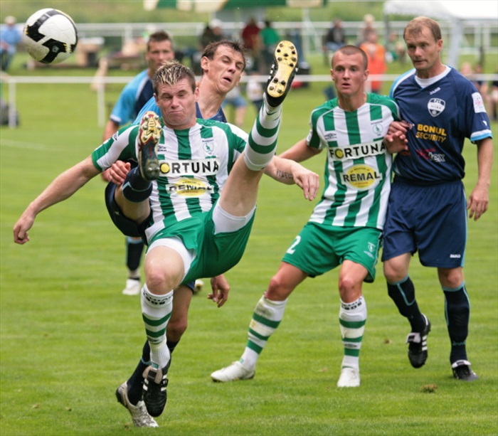 Míla Strnad v akrobatické pozici.