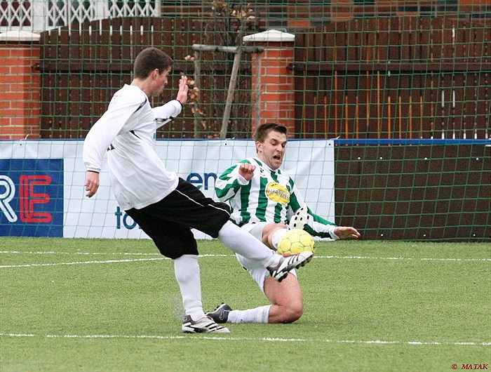 Tadeáš Cirhan v obranném skluzu.