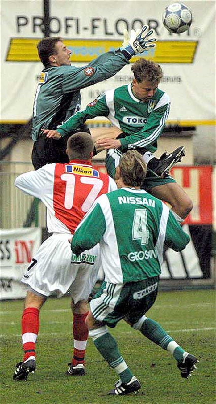 Libor Baláž v souboji s jabloneckým gólmanem Koubou, přihlíží Martin Kolář