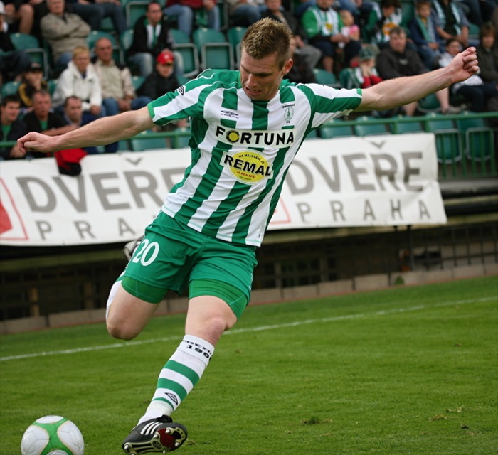 Strnad centruje na gól.