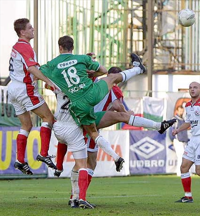 Libor Baláž v souboji s obranou Zlína