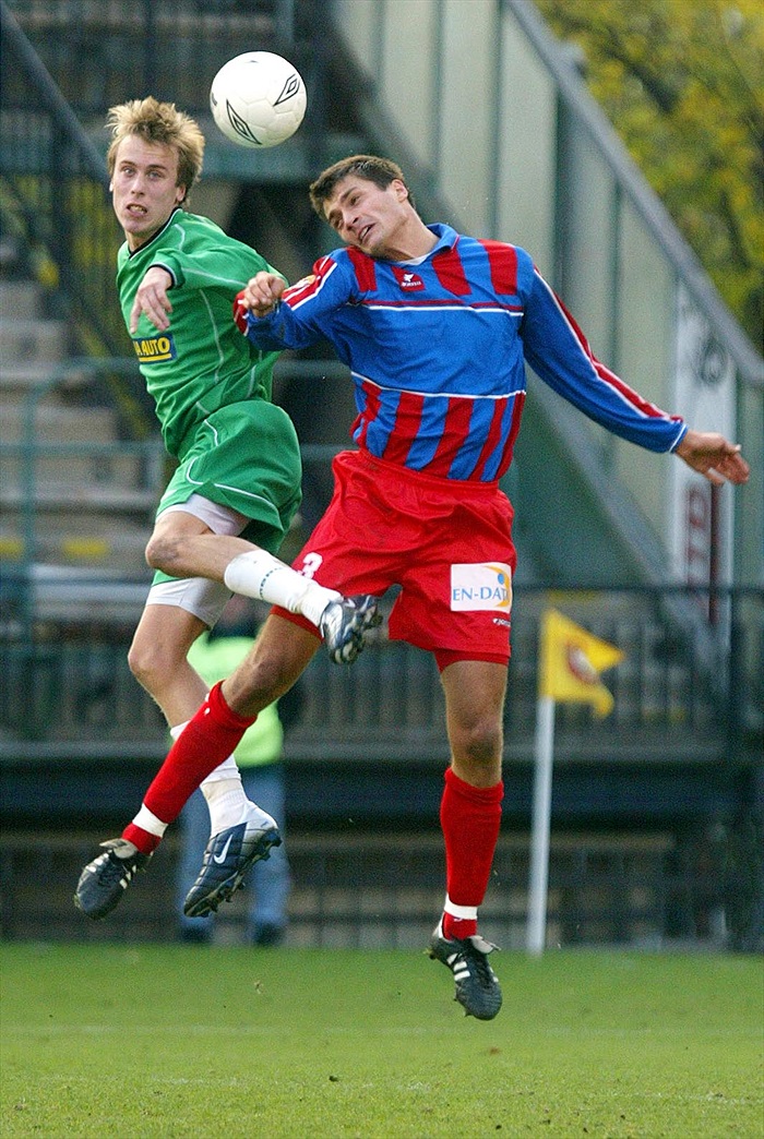 Ivo Táborský ve výskoku s plzeňským obráncem
