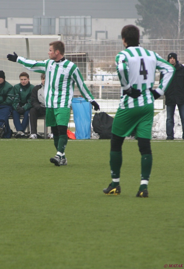 Tomáš Buldra diriguje zálohu před sebou.