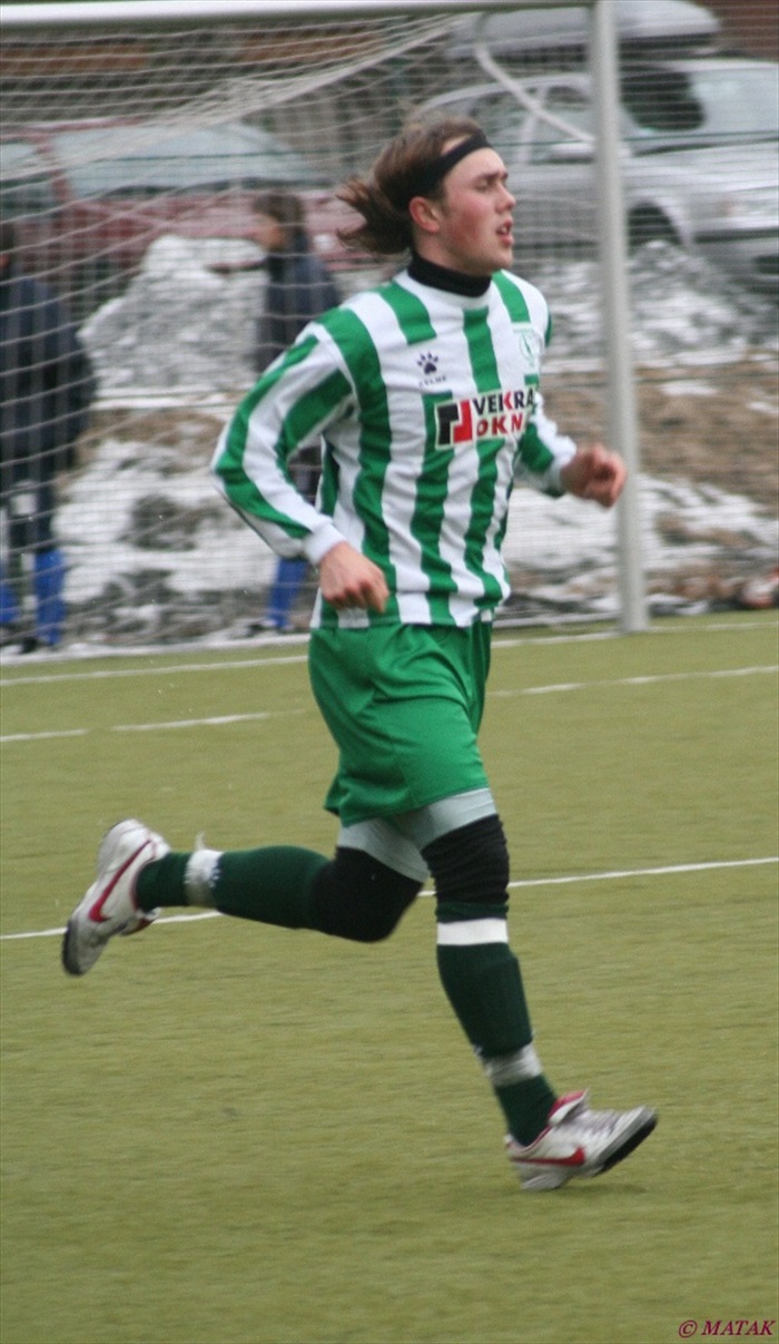 Marek Nešpor se po útočném výpadu vrací do obrany.