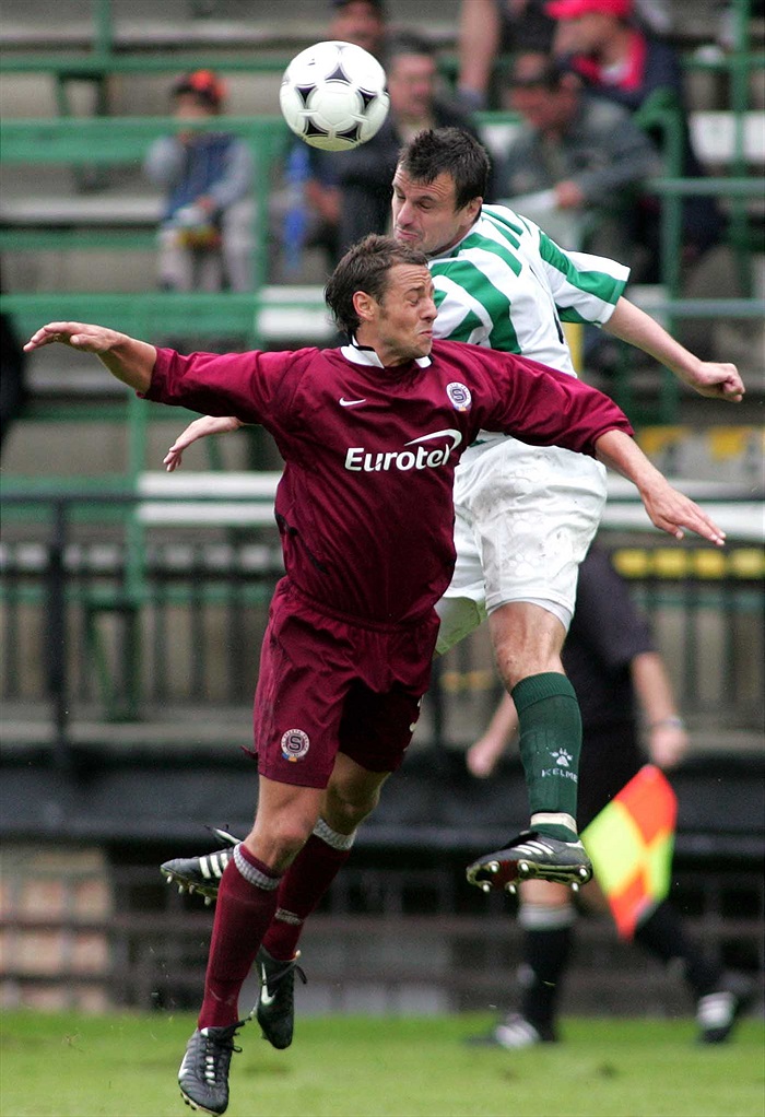 Kapitán Freisler v hlavičkovém souboji s Herzánem.