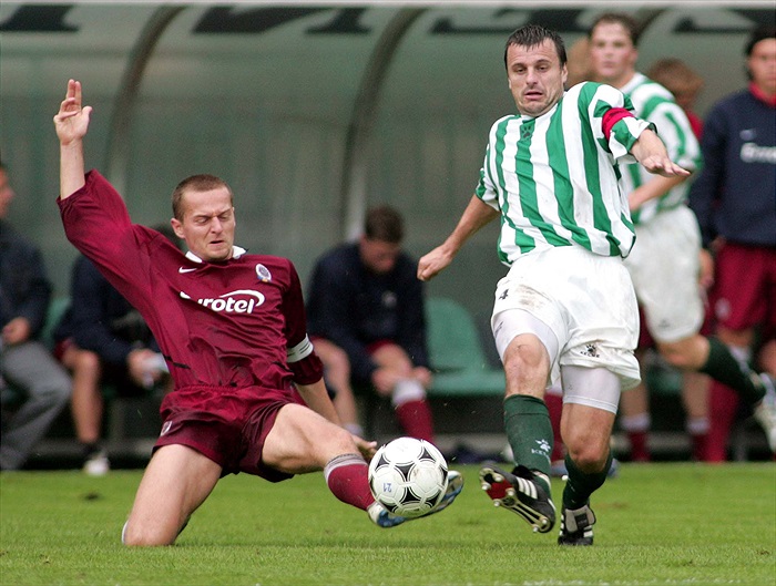 Tomáš Freisler vystřídal během utkání oba kraje obrany.