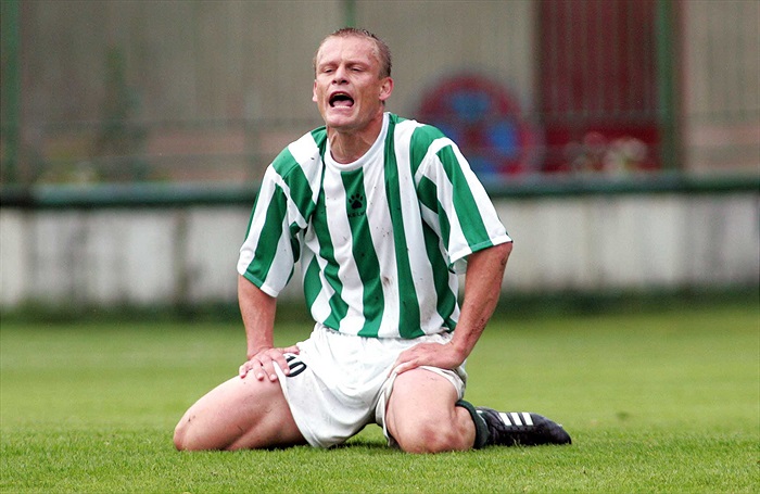 Útočník Slezák po promarněné šanci.