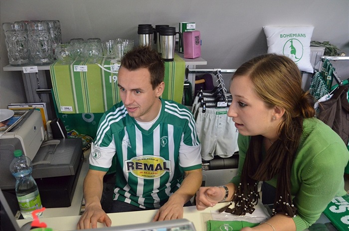 Jan Moravec prodával ve fanshopu