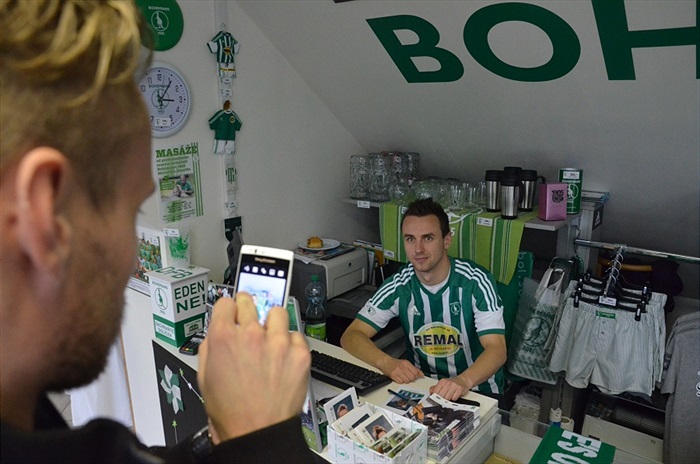 Jan Moravec prodával ve fanshopu