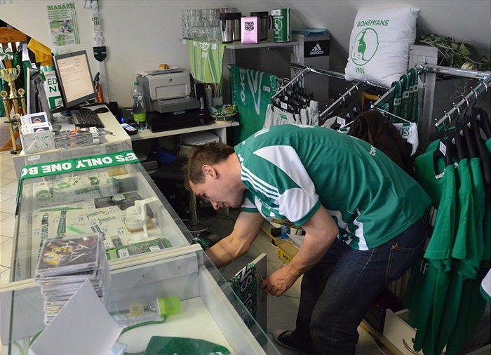 Jan Moravec prodával ve fanshopu