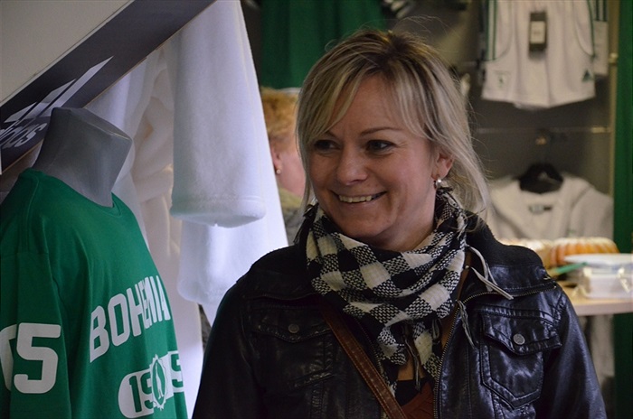 Jan Moravec prodával ve fanshopu