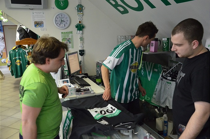 Jan Moravec prodával ve fanshopu