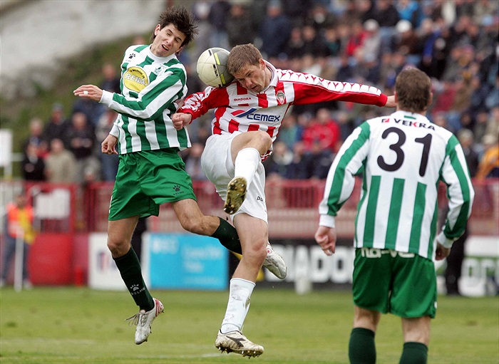 Hlavičkový souboj Lukáše Adama. (foto: Sváči)