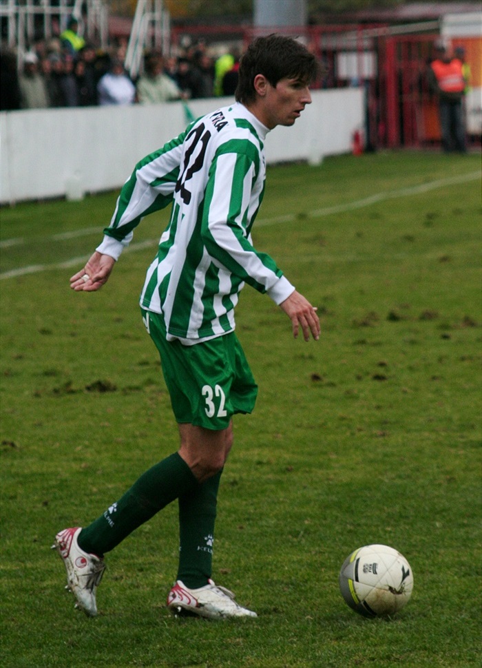 Lukáš Adam přemýšlí, co s míčem. (foto: Hanička)