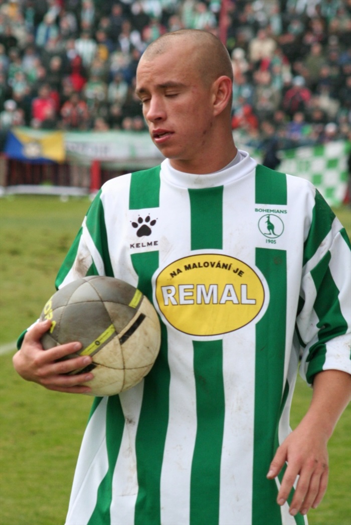 Nedělní dopoledne není pro fotbal příliš vhodný čas. Pavel Hašek dospával ještě při zápase. (foto: Hanička)