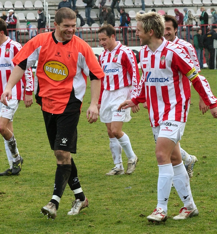 Dlouho očekávané derby končilo v přátelském duchu a s úsměvem. Radoval se Sňozík i Stracený. (foto: Hanička)