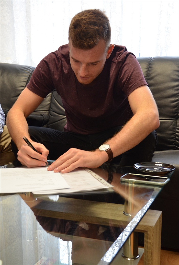 Tomáš Hradecký podepsal smlouvu