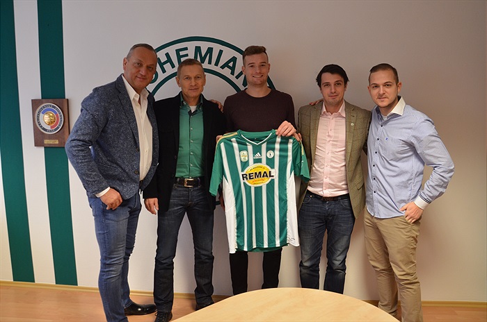 Tomáš Hradecký podepsal smlouvu