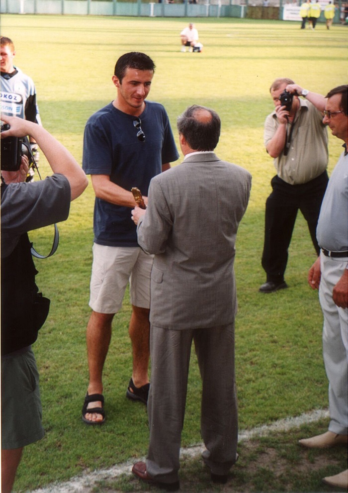 Kamil Čontofalský přebírá cenu pro nejlepšího hráče turnaje