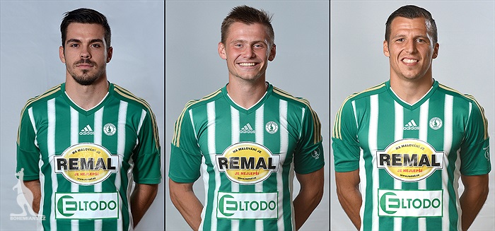 Trojice hráčů mířící na operaci