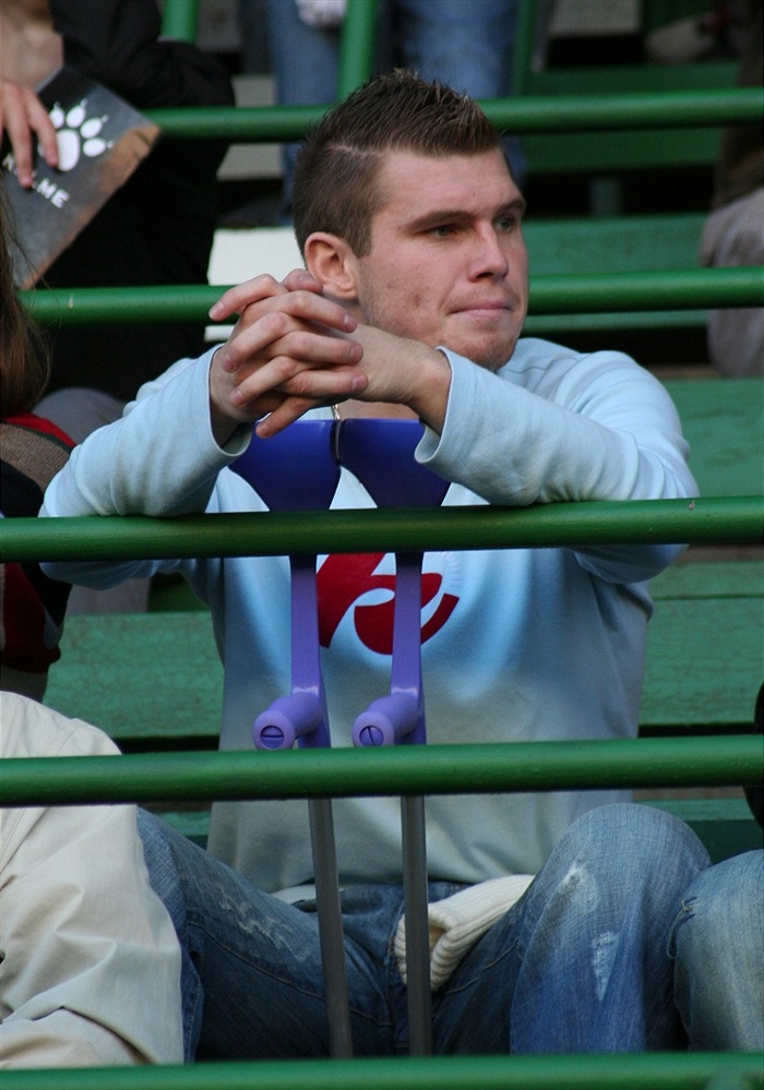 Na své bývalé spoluhráče se přišel o berlích podívat i útočník Strnad.