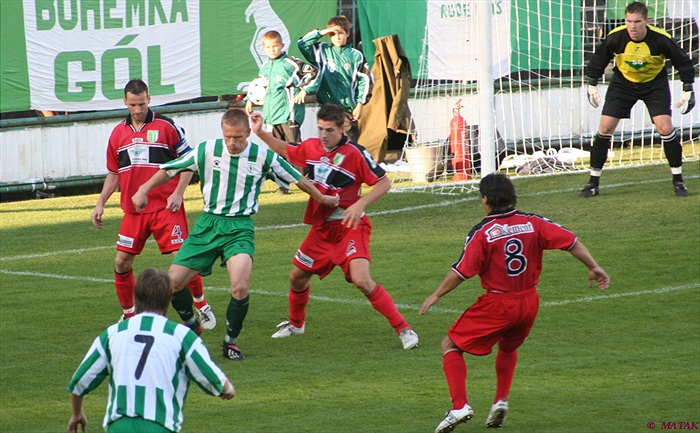 Dalibor Slezák si chystá míč na gólovou nahrávku Svozilovi.