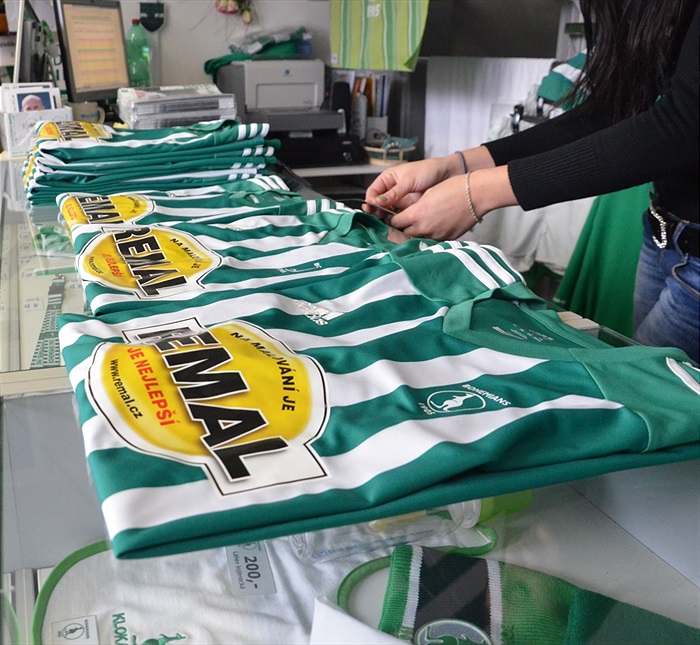 Nicolas Šumský prodával ve fanshopu