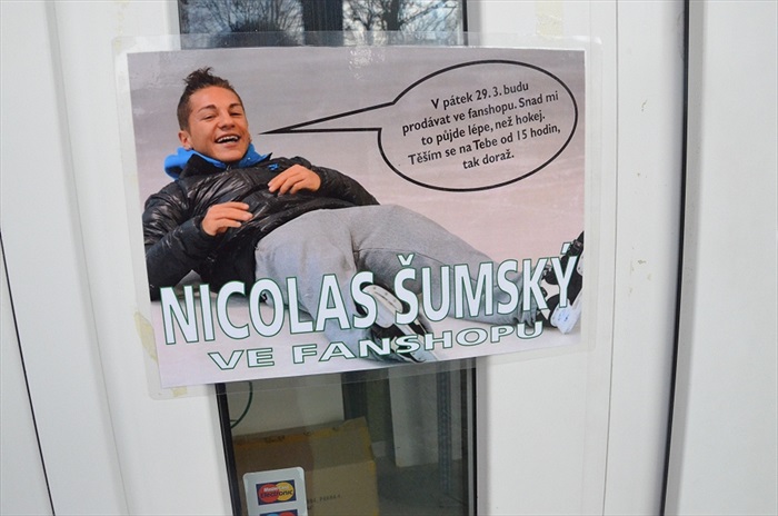 Nicolas Šumský prodával ve fanshopu