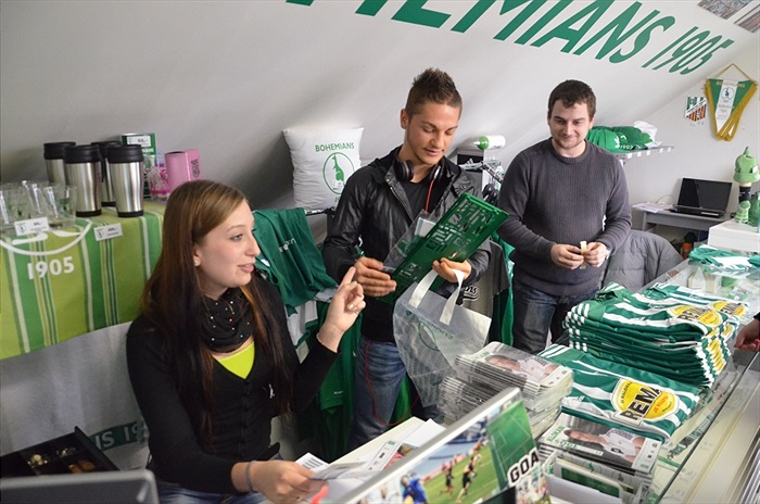 Nicolas Šumský prodával ve fanshopu