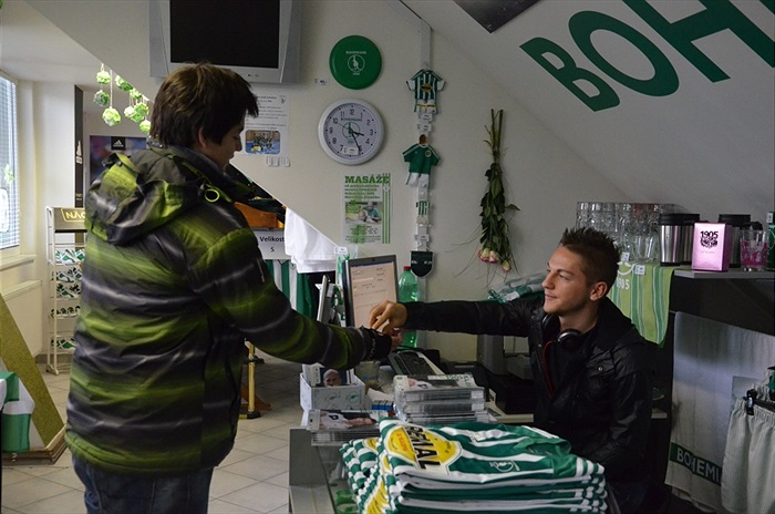 Nicolas Šumský prodával ve fanshopu