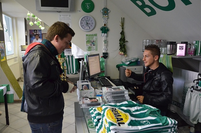 Nicolas Šumský prodával ve fanshopu