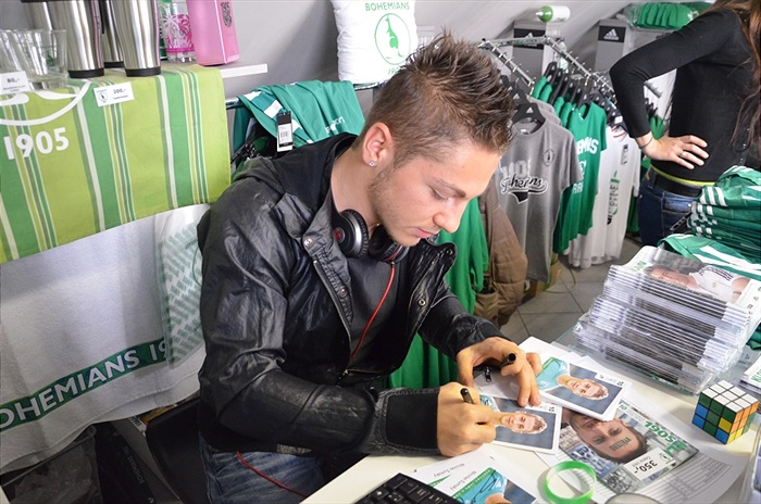 Nicolas Šumský prodával ve fanshopu