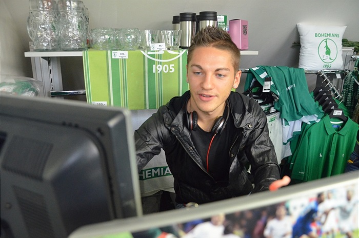 Nicolas Šumský prodával ve fanshopu