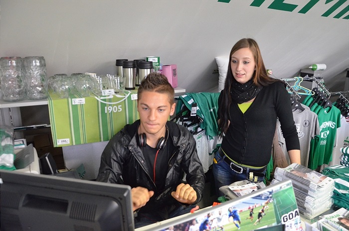 Nicolas Šumský prodával ve fanshopu