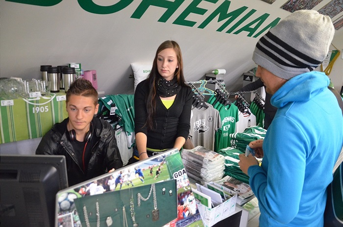 Nicolas Šumský prodával ve fanshopu