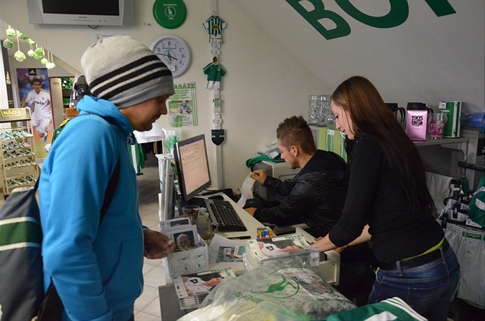 Nicolas Šumský prodával ve fanshopu