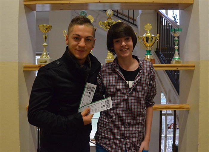 Nicolas Šumský předává lístky žákům na ZŠ Botičská