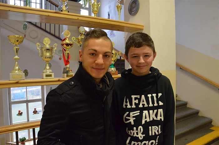 Nicolas Šumský předává lístky žákům na ZŠ Botičská