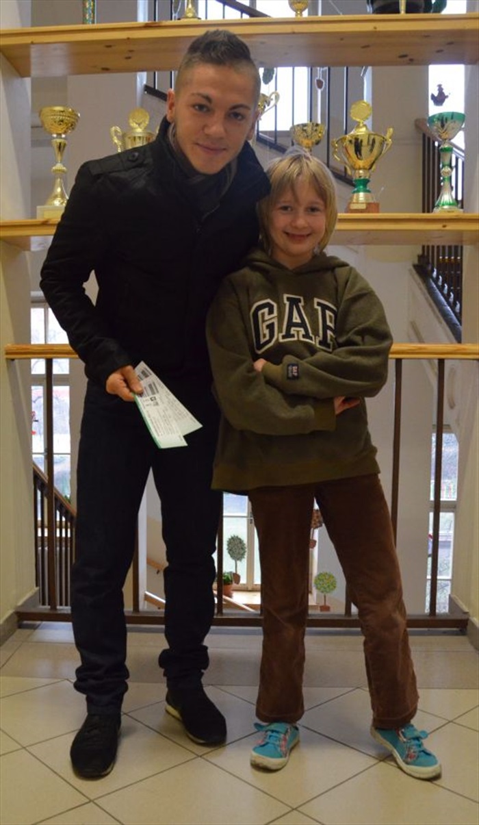 Nicolas Šumský předává lístky žákům na ZŠ Botičská