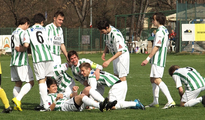 Dorostenci neskládají zbraně, porazili Hradec