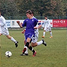 Karel Charvát přihrává svým kolegům v záloze
