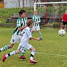 Kapitán Karel Charvát v souboji. Přihlížejí Kalaš s Bartůňkem