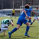 Jan Hořák a padající Tomáš Přibyl v obranném zákroku