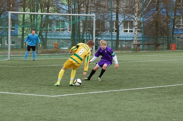 Domácí kapitán Horvát v souboji s naším kapitánem Davidem Svozil, v brance vše sleduje Petr Dočekal